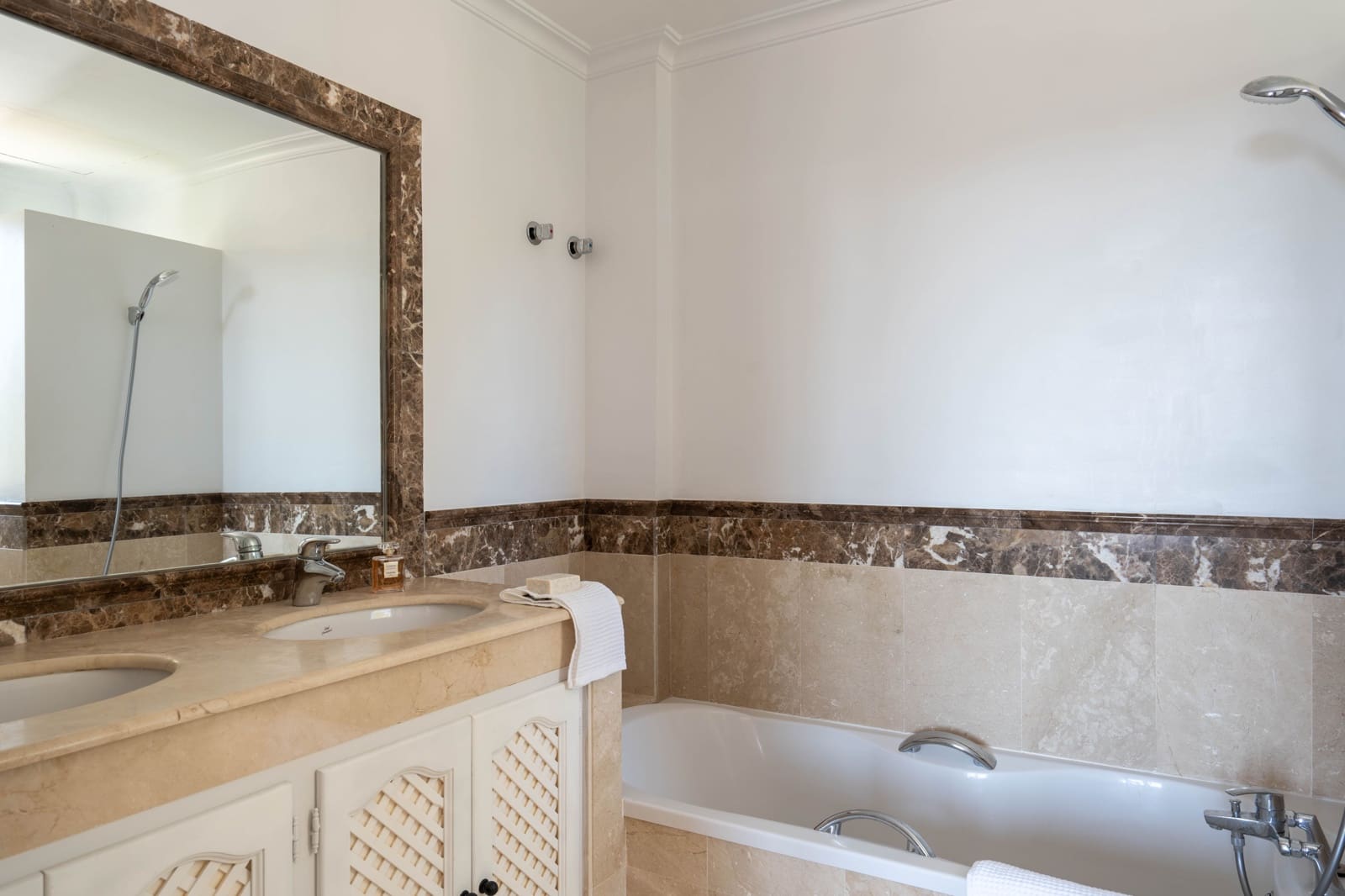 2 soveværelse Byhus til salg i Istan med swimmingpool - € 699.000 (Ref: 9100243)