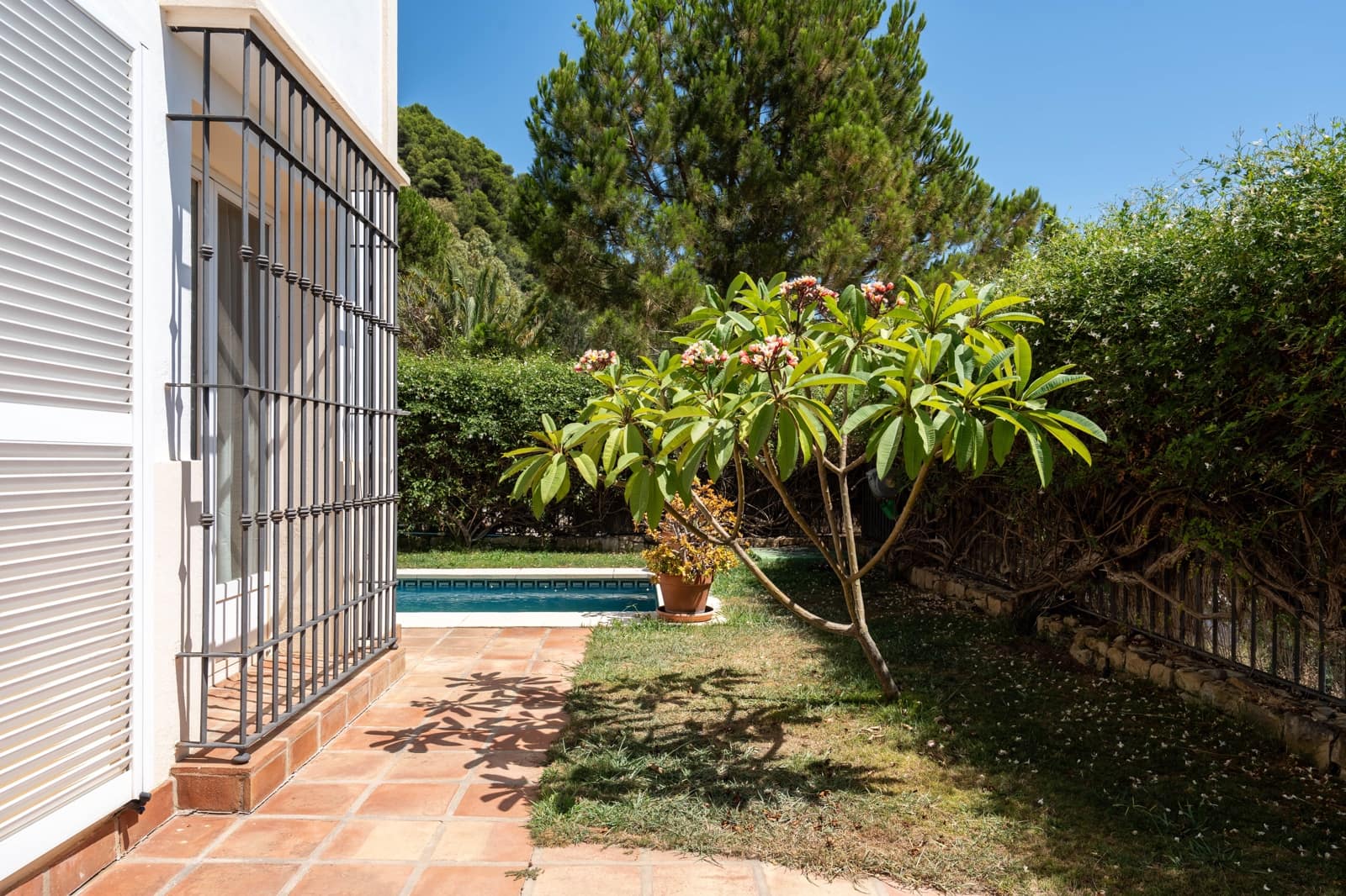 2 soveværelse Byhus til salg i Istan med swimmingpool - € 699.000 (Ref: 9100243)