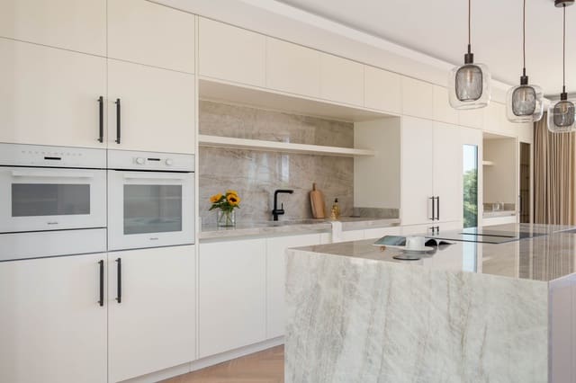 Casa de 4 habitaciones en Elviria, Marbella en venta con piscina - 3.195.000 € (Ref: 9107000)