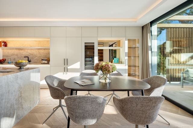 Casa de 4 habitaciones en Elviria, Marbella en venta con piscina - 3.195.000 € (Ref: 9107000)