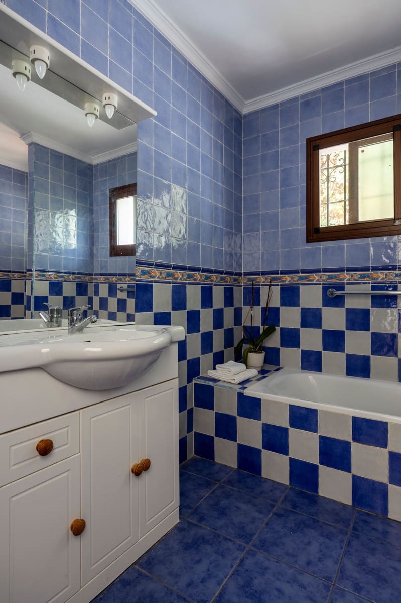 6 bedroom Villa for sale in Benalmadena - € 1,150,000 (Ref: 9129042)