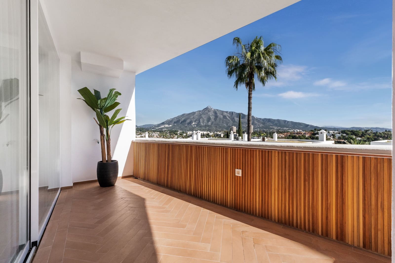 2 bedroom Apartment for sale in Marbella with pool - € 690,000 (Ref: 9133811)