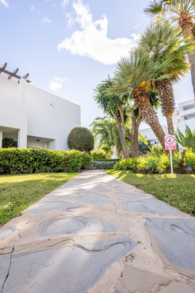 2 bedroom Apartment for sale in Marbella with pool - € 690,000 (Ref: 9133811)