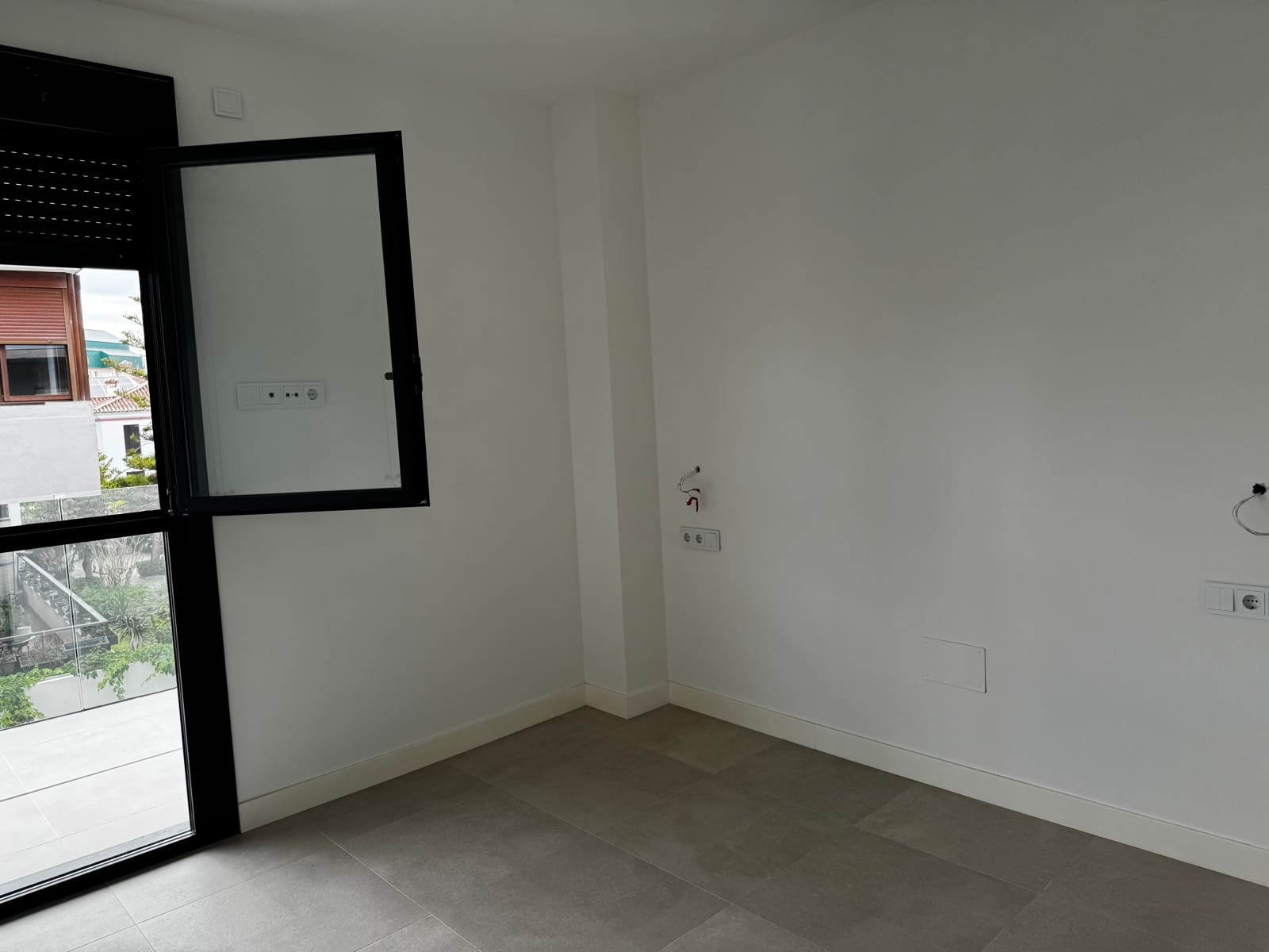 2 soveværelse Lejlighed til leje i Malaga by med swimmingpool - € 2.000 (Ref: 9142387)