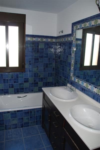 3 bedroom Townhouse for sale in La Linea de la Concepcion with pool - € 470,000 (Ref: 9160618)