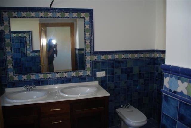 3 makuuhuone Omakotitalo myytävänä paikassa La Línea de la Concepción mukana uima-altaan - 470 000 € (Ref: 9160618)