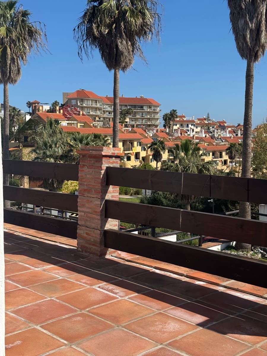 3 soveværelse Byhus til salg i La Linea de la Concepcion med swimmingpool - € 470.000 (Ref: 9160618)