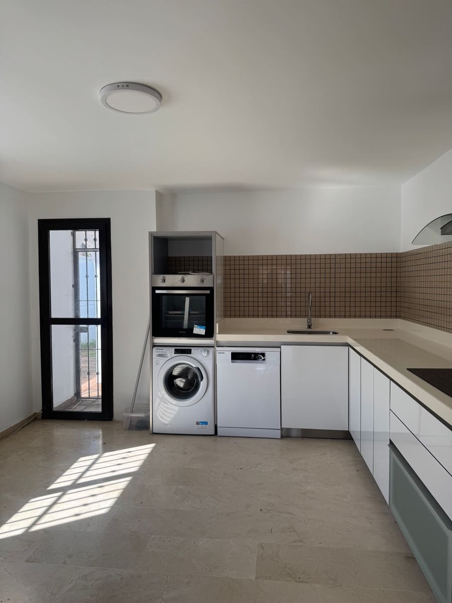 3 soveværelse Byhus til salg i La Linea de la Concepcion med swimmingpool - € 470.000 (Ref: 9160618)