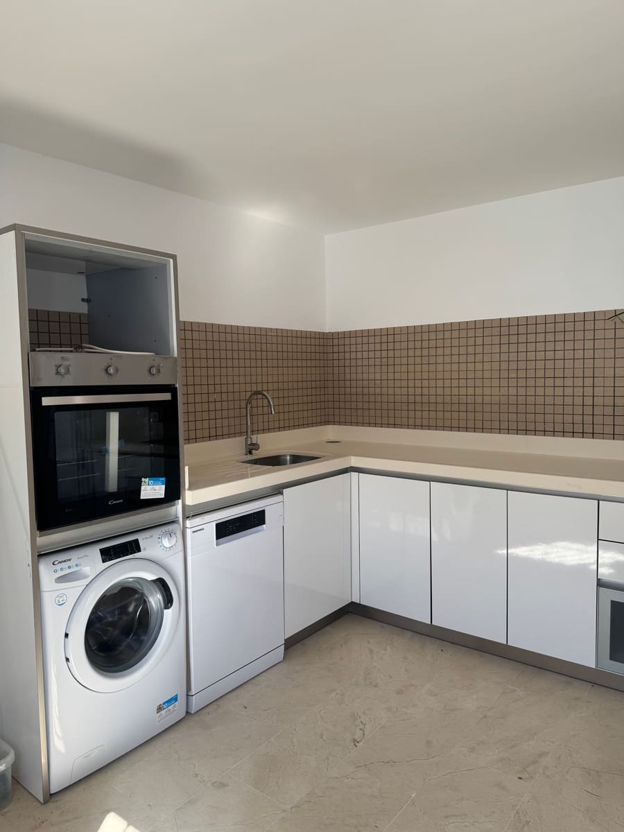 3 soveværelse Byhus til salg i La Linea de la Concepcion med swimmingpool - € 470.000 (Ref: 9160618)