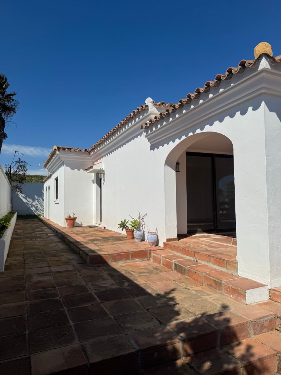 3 soveværelse Byhus til salg i La Linea de la Concepcion med swimmingpool - € 470.000 (Ref: 9160618)