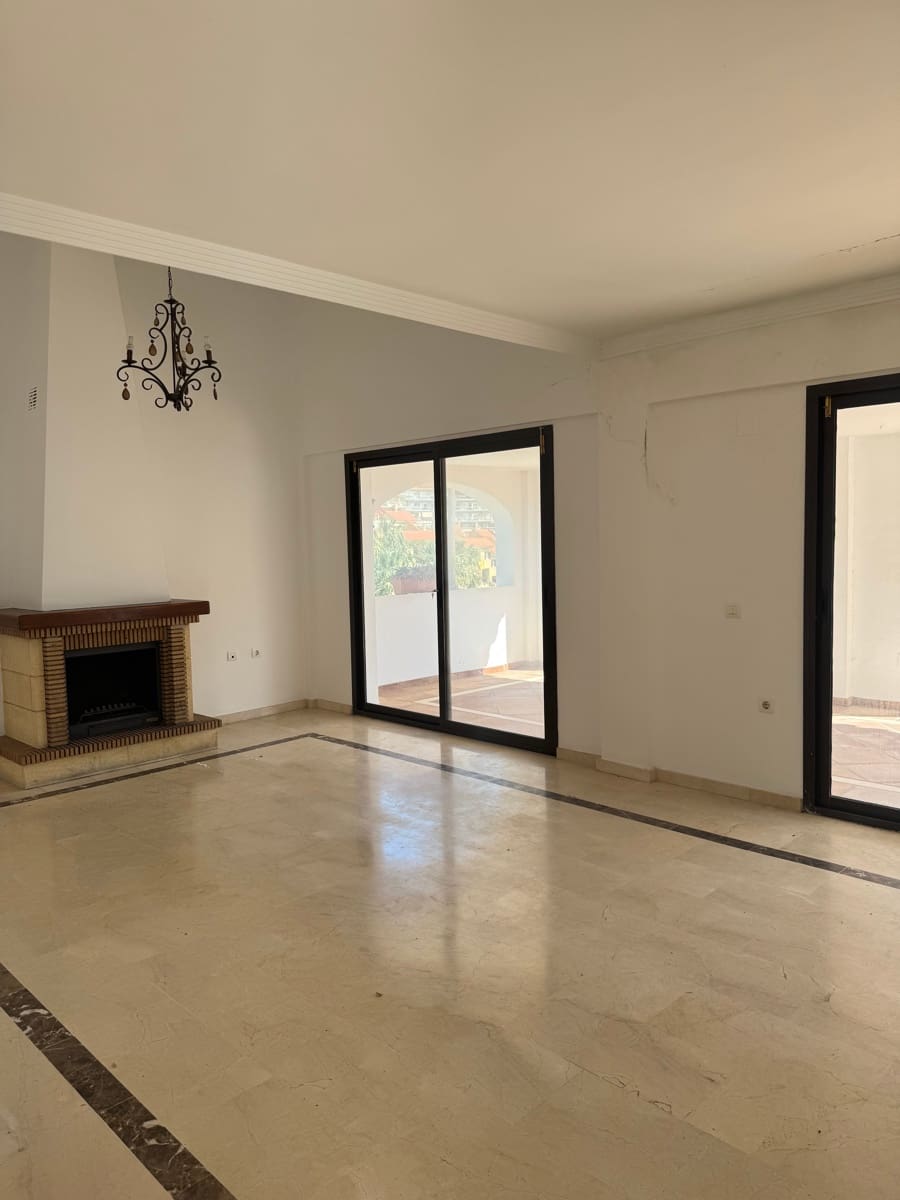 3 soveværelse Byhus til salg i La Linea de la Concepcion med swimmingpool - € 470.000 (Ref: 9160618)