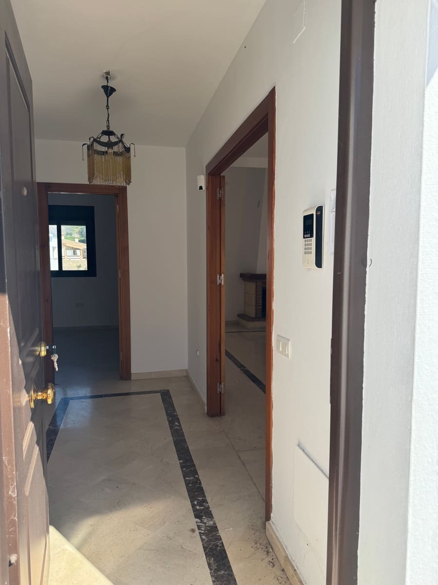 3 soveværelse Byhus til salg i La Linea de la Concepcion med swimmingpool - € 470.000 (Ref: 9160618)