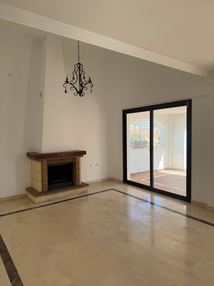 3 soveværelse Byhus til salg i La Linea de la Concepcion med swimmingpool - € 470.000 (Ref: 9160618)