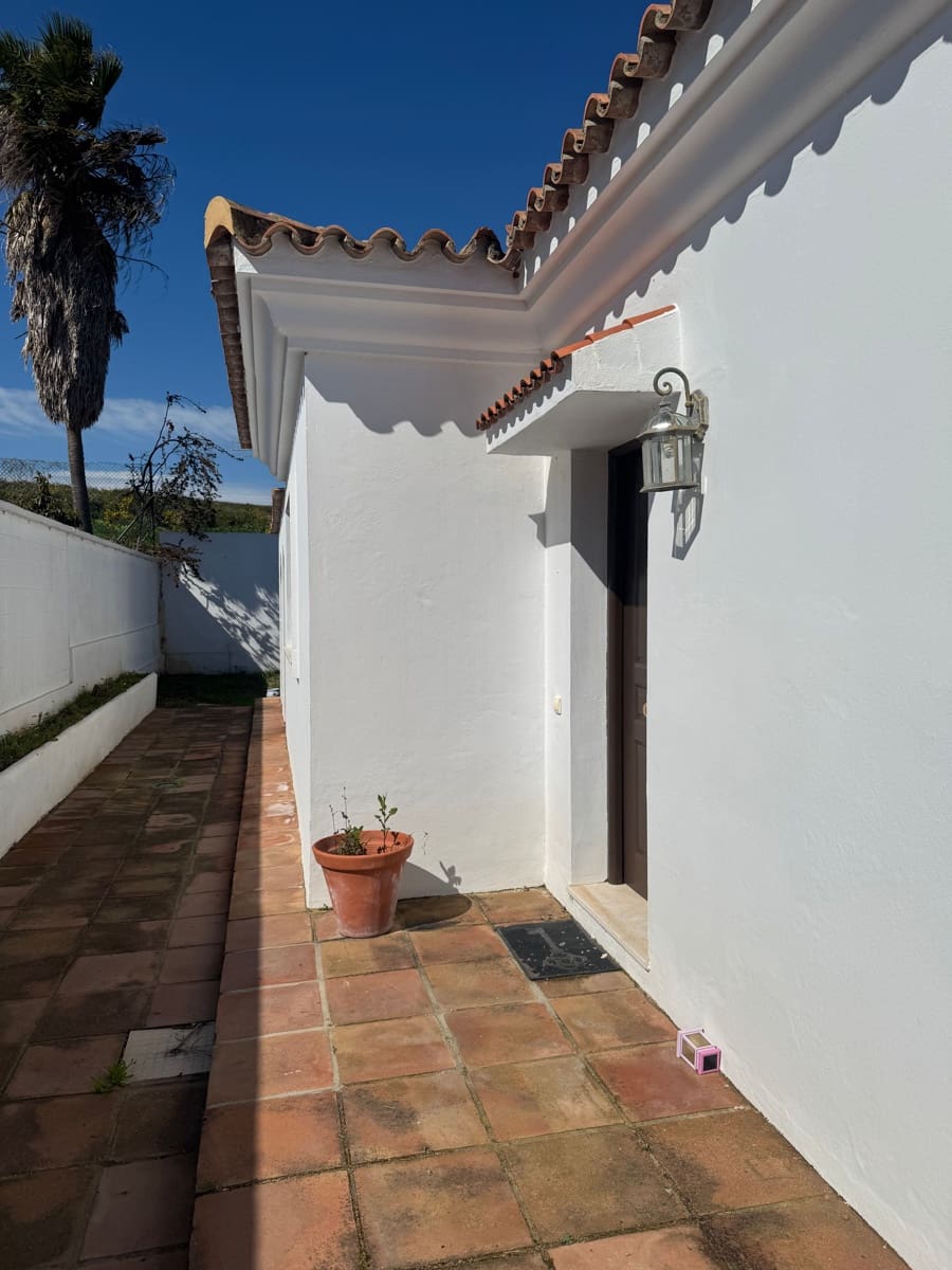 3 soveværelse Byhus til salg i La Linea de la Concepcion med swimmingpool - € 470.000 (Ref: 9160618)