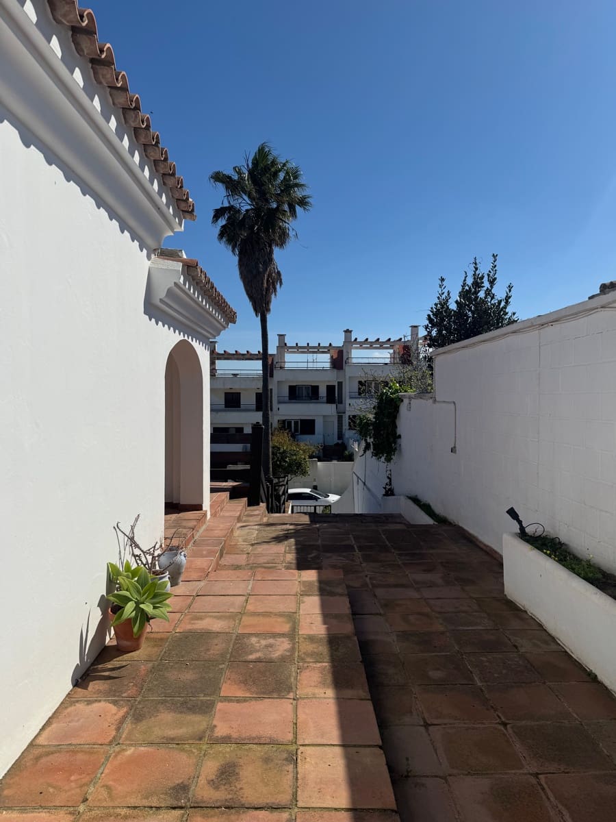 3 soveværelse Byhus til salg i La Linea de la Concepcion med swimmingpool - € 470.000 (Ref: 9160618)