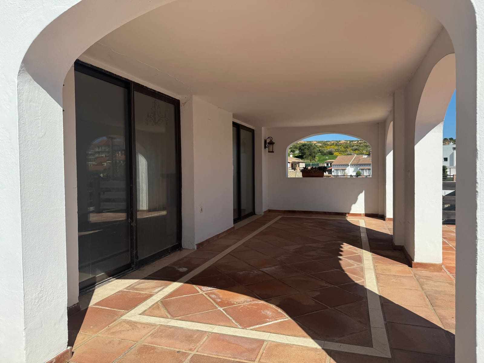 3 soveværelse Byhus til salg i La Linea de la Concepcion med swimmingpool - € 470.000 (Ref: 9160618)