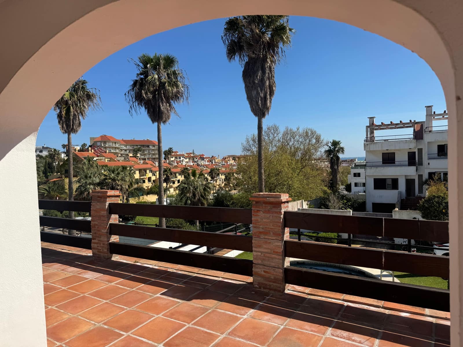 3 soveværelse Byhus til salg i La Linea de la Concepcion med swimmingpool - € 470.000 (Ref: 9160618)