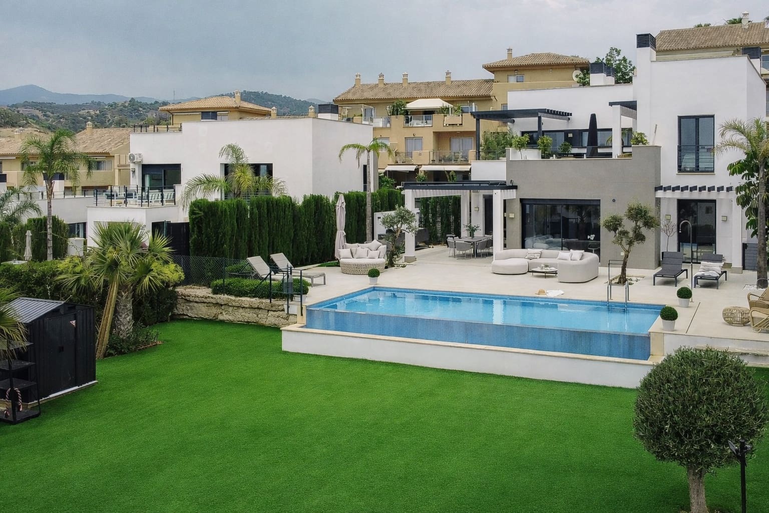 4 bedroom Townhouse for sale in Estepona with pool - € 2,495,000 (Ref: 9170523)