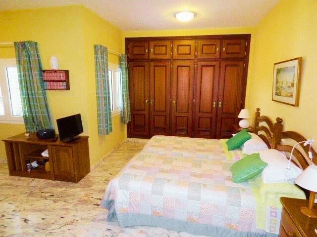 4 bedroom Villa for sale in Mijas Costa with pool - € 1,300,000 (Ref: 9211422)