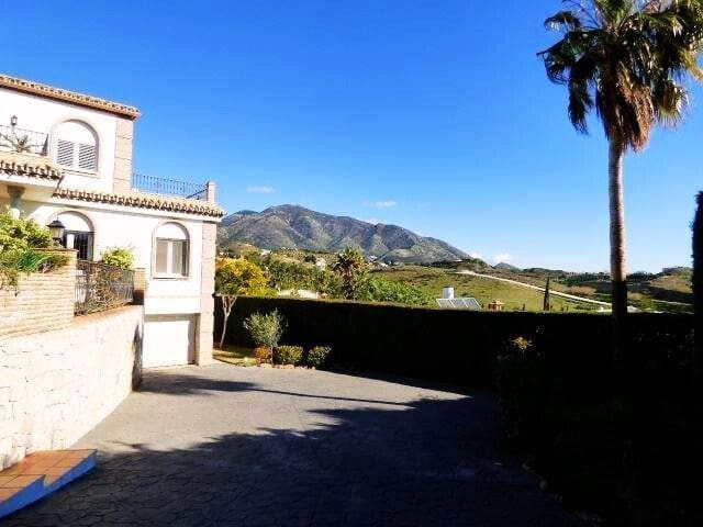 4 bedroom Villa for sale in Mijas Costa with pool - € 1,300,000 (Ref: 9211422)