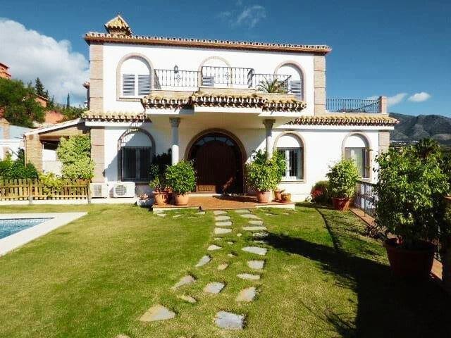 4 bedroom Villa for sale in Mijas Costa with pool - € 1,300,000 (Ref: 9211422)