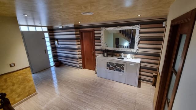 4 bedroom Townhouse for sale in La Guardia de Jaén with pool - € 340,000 (Ref: 9239318)