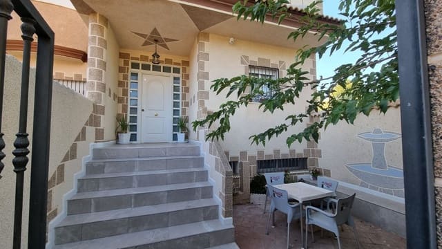 4 bedroom Townhouse for sale in La Guardia de Jaén with pool - € 340,000 (Ref: 9239318)