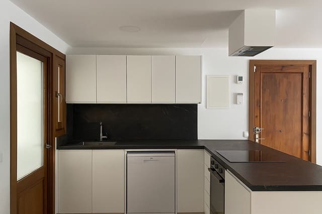 3 bedroom Apartment for rent in Son Rapinya, Palma de Mallorca - € 1,700 (Ref: 9256362)