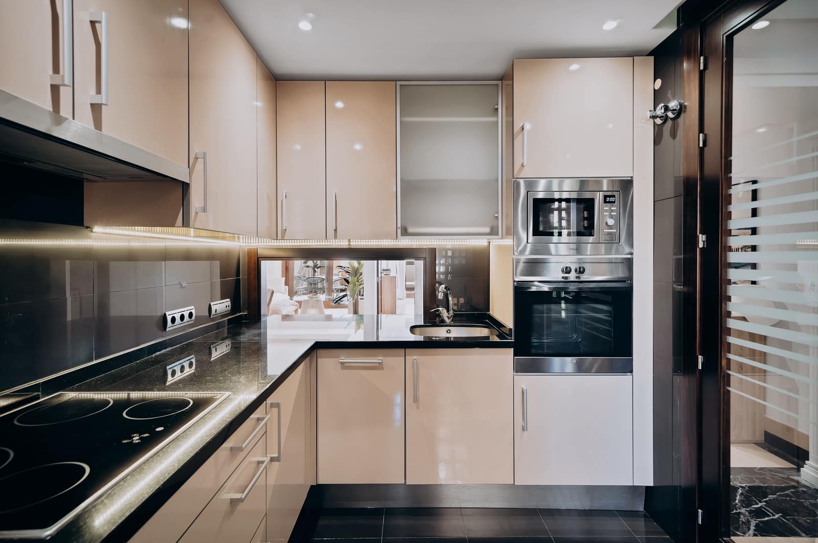 3 makuuhuone Huoneisto myytävänä paikassa Estepona mukana uima-altaan - 895 000 € (Ref: 9275195)