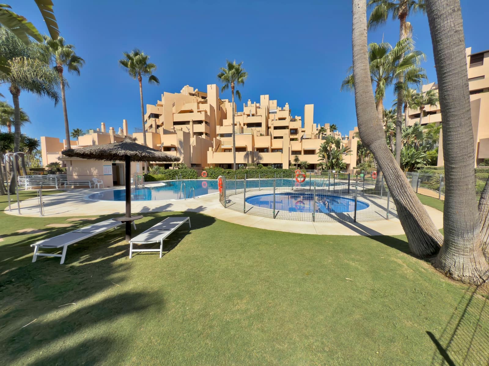 3 makuuhuone Huoneisto myytävänä paikassa Estepona mukana uima-altaan - 895 000 € (Ref: 9275195)