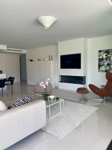 Apartamento de 3 habitaciones en New Golden Mile, Estepona en venta con piscina - 895.000 € (Ref: 9275820)