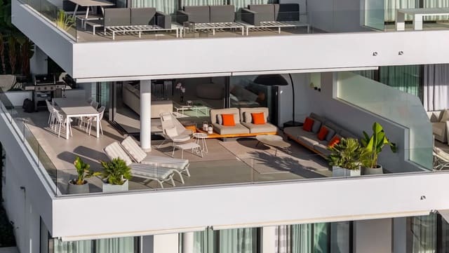 Apartamento de 3 habitaciones en New Golden Mile, Estepona en venta con piscina - 895.000 € (Ref: 9275820)