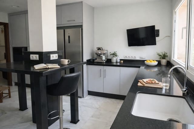 7 sypialnia Willa na sprzedaż w Sotogrande Costa, San Roque z basenem - 1 200 000 € (Ref: 9275941)