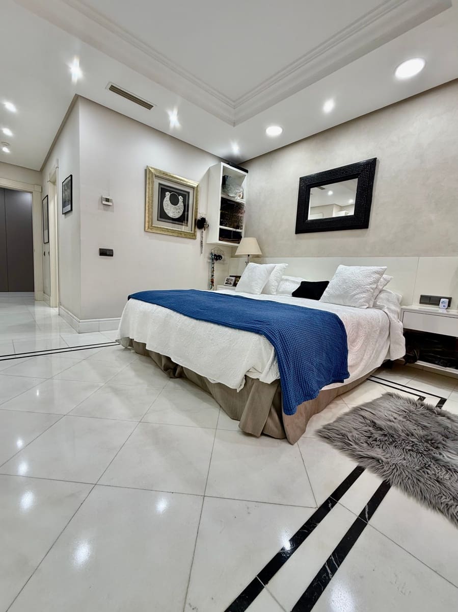 2 bedroom Apartment for sale in Marbella - € 2,950,000 (Ref: 9278717)