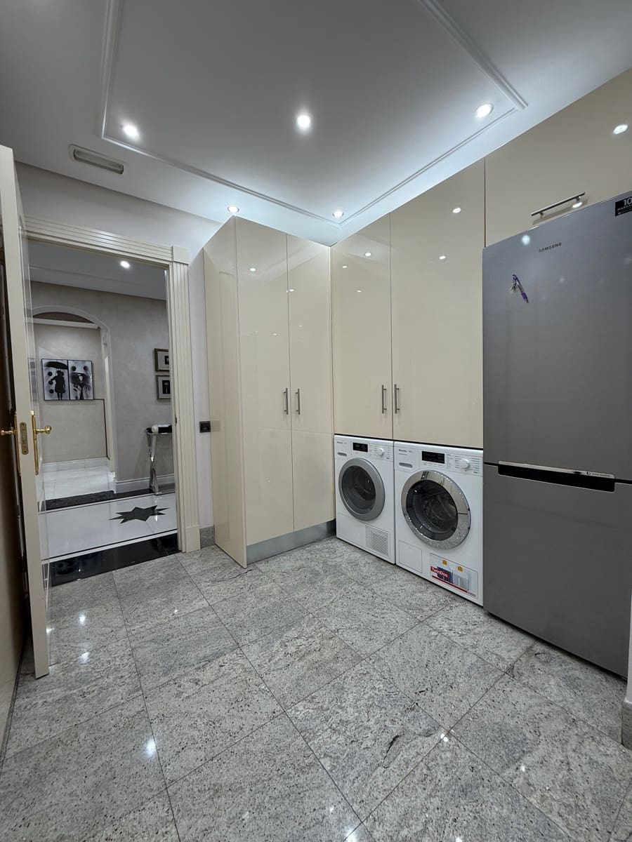 2 bedroom Apartment for sale in Marbella - € 2,950,000 (Ref: 9278717)