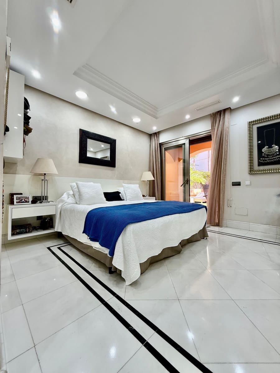 2 bedroom Apartment for sale in Marbella - € 2,950,000 (Ref: 9278717)