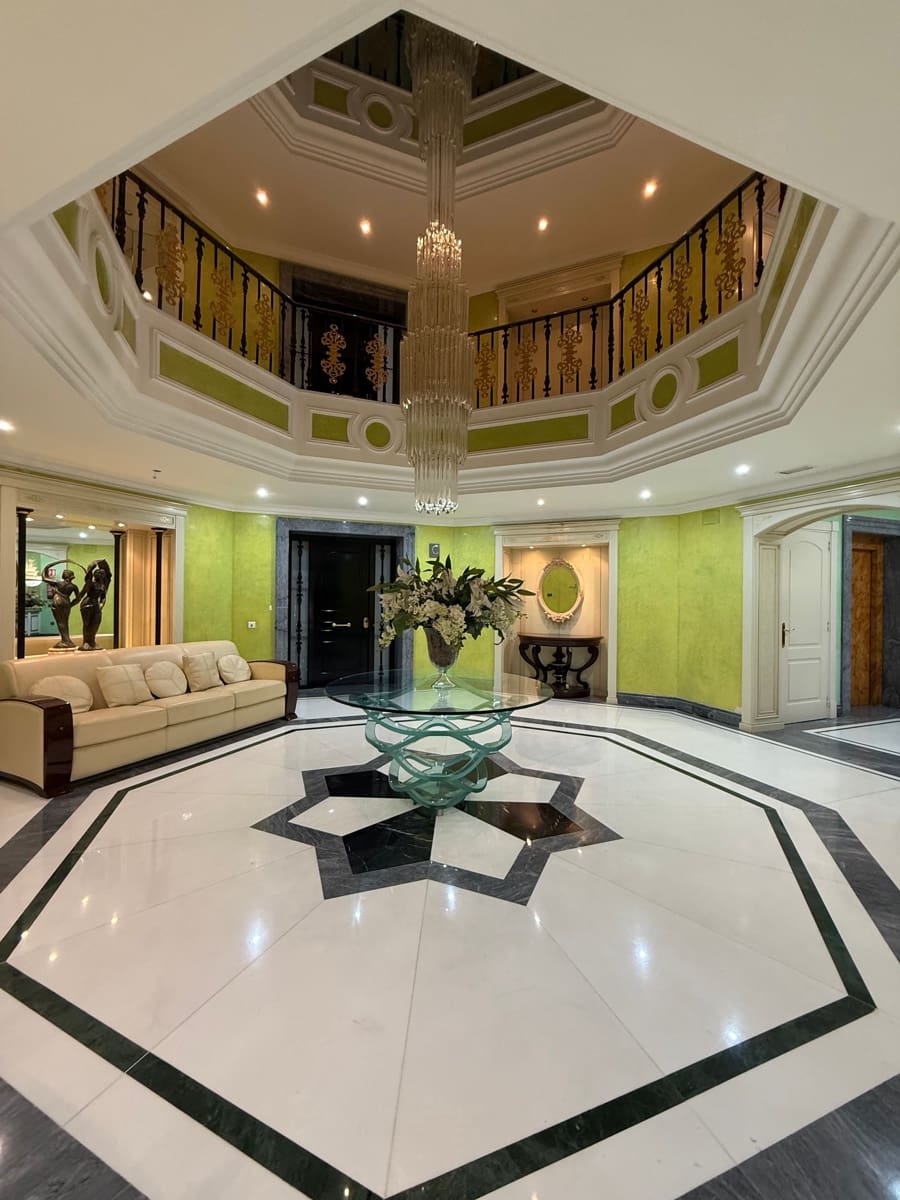 2 bedroom Apartment for sale in Marbella - € 2,950,000 (Ref: 9278717)