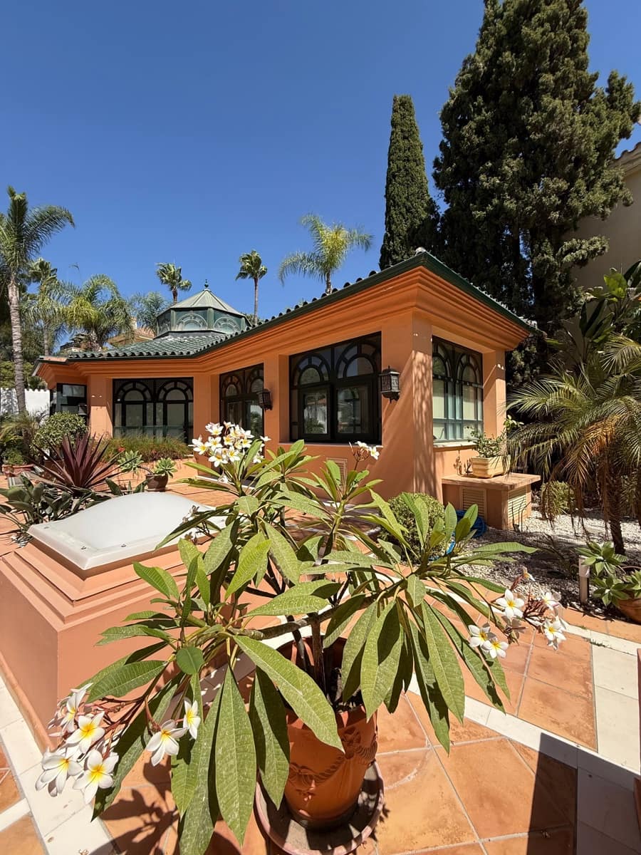 2 bedroom Apartment for sale in Marbella - € 2,950,000 (Ref: 9278717)