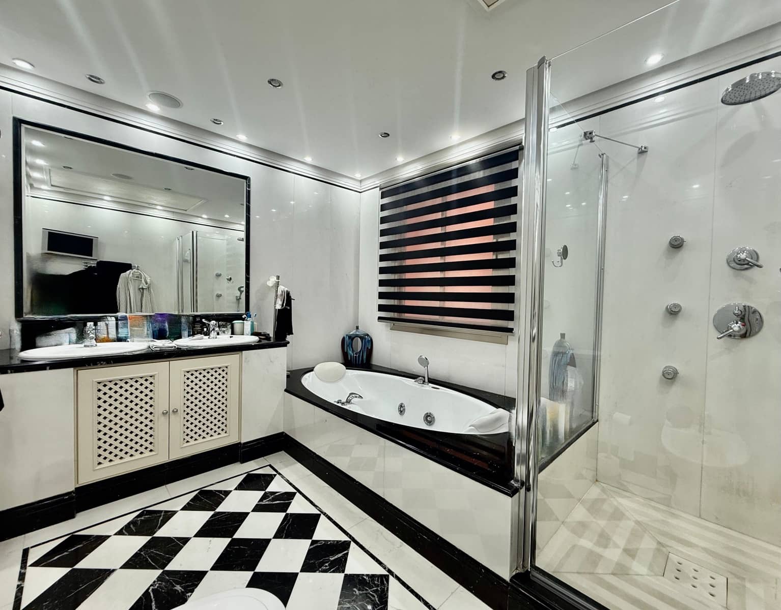 2 bedroom Apartment for sale in Marbella - € 2,950,000 (Ref: 9278717)