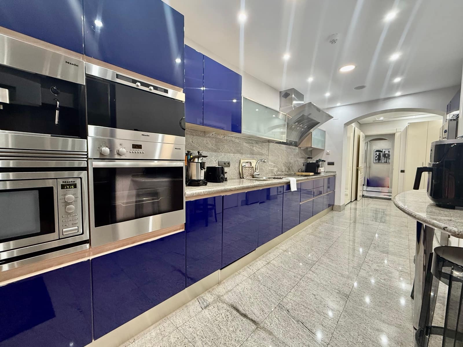 2 bedroom Apartment for sale in Marbella - € 2,950,000 (Ref: 9278717)