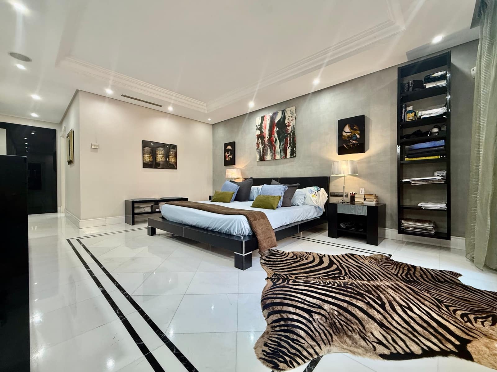 2 bedroom Apartment for sale in Marbella - € 2,950,000 (Ref: 9278717)