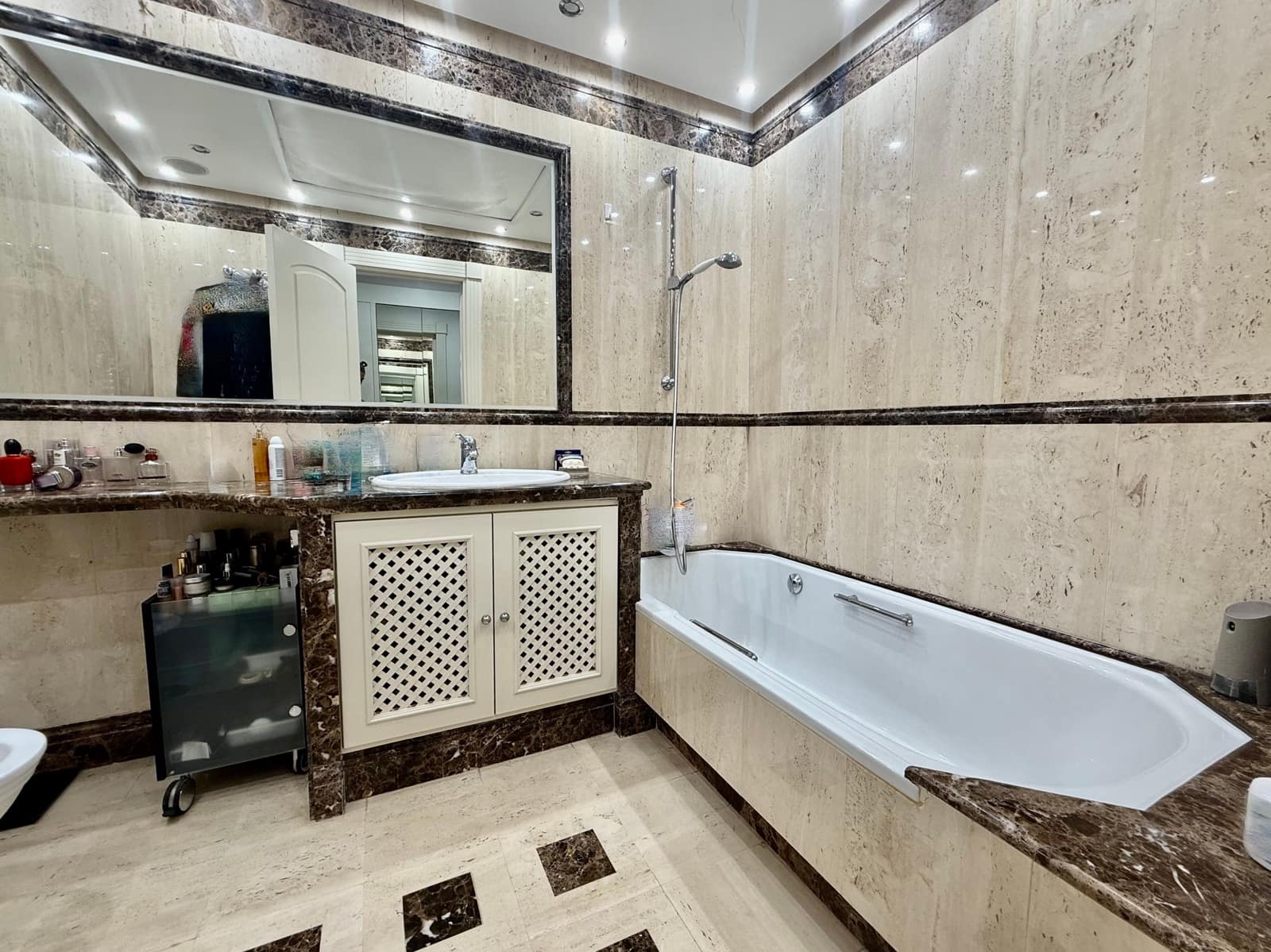 2 bedroom Apartment for sale in Marbella - € 2,950,000 (Ref: 9278717)