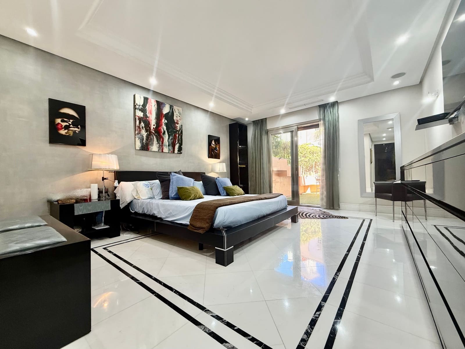 2 bedroom Apartment for sale in Marbella - € 2,950,000 (Ref: 9278717)