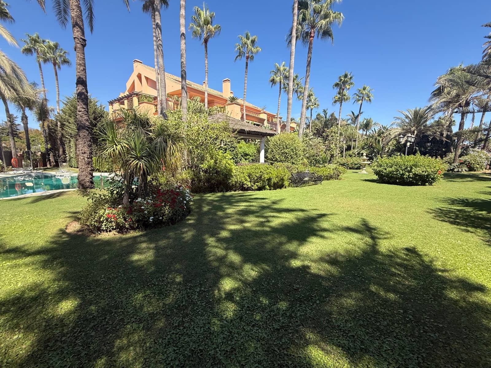 2 bedroom Apartment for sale in Marbella - € 2,950,000 (Ref: 9278717)
