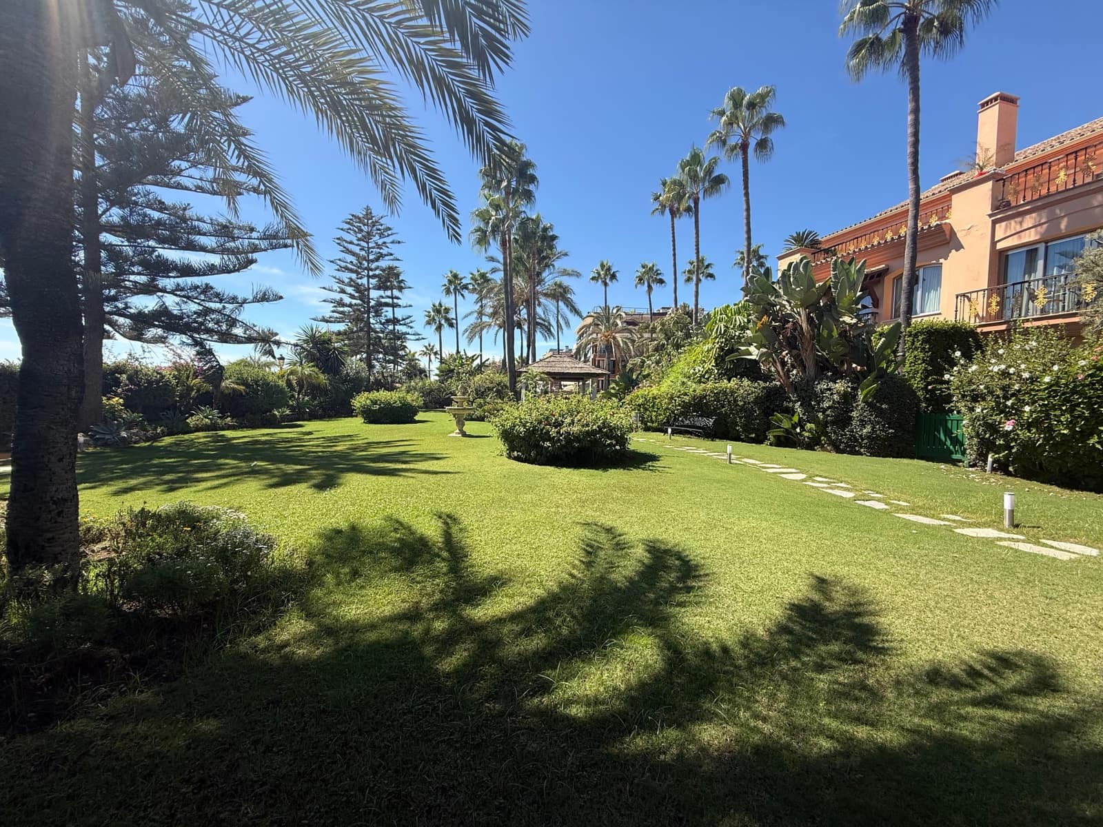 2 bedroom Apartment for sale in Marbella - € 2,950,000 (Ref: 9278717)