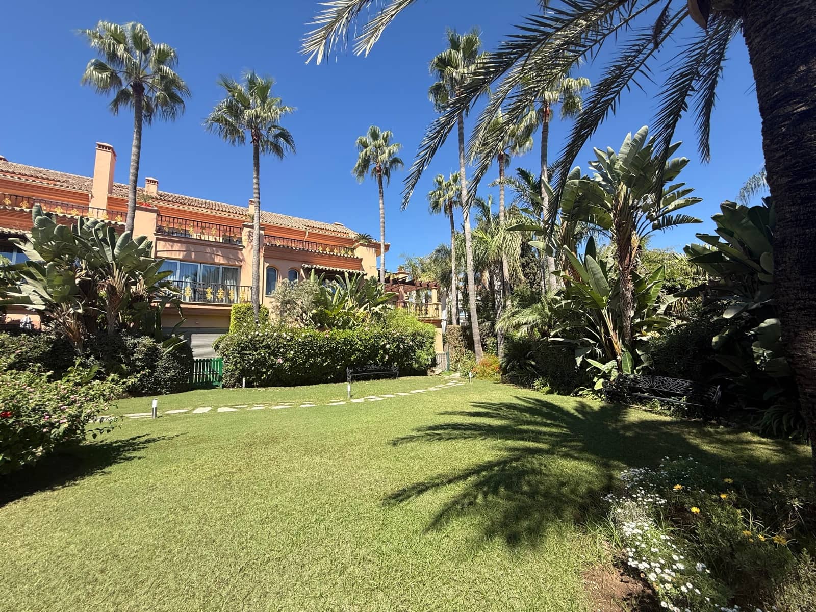 2 bedroom Apartment for sale in Marbella - € 2,950,000 (Ref: 9278717)