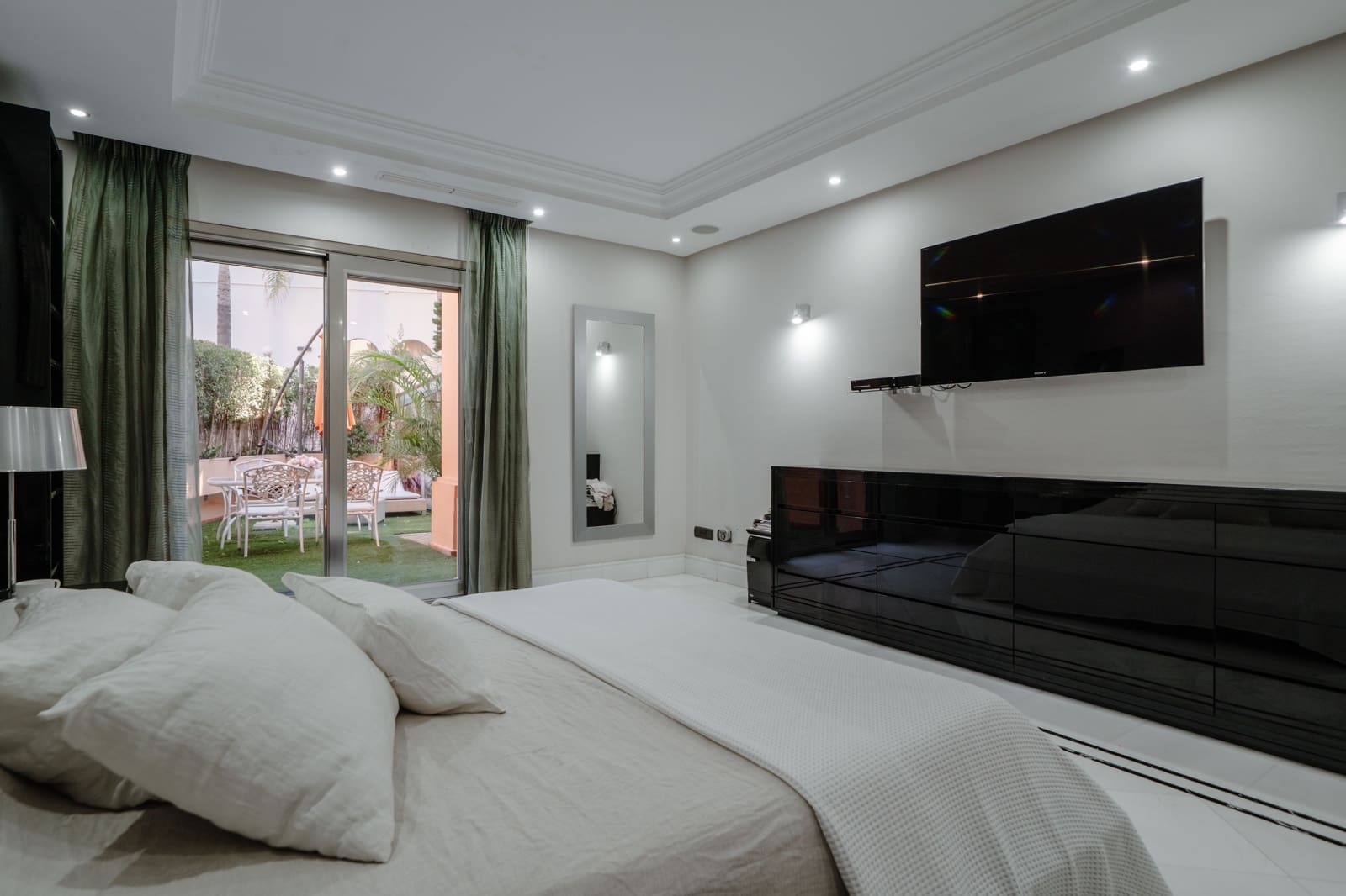 2 bedroom Apartment for sale in Marbella - € 2,950,000 (Ref: 9278717)