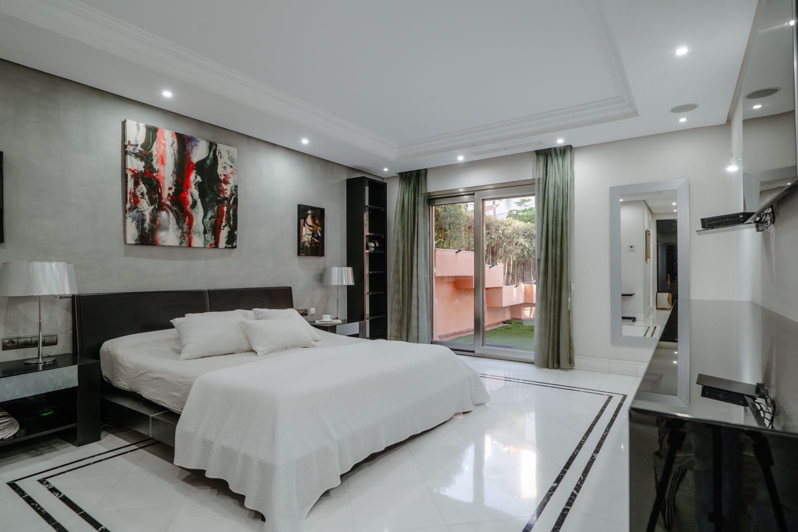 2 bedroom Apartment for sale in Marbella - € 2,950,000 (Ref: 9278717)