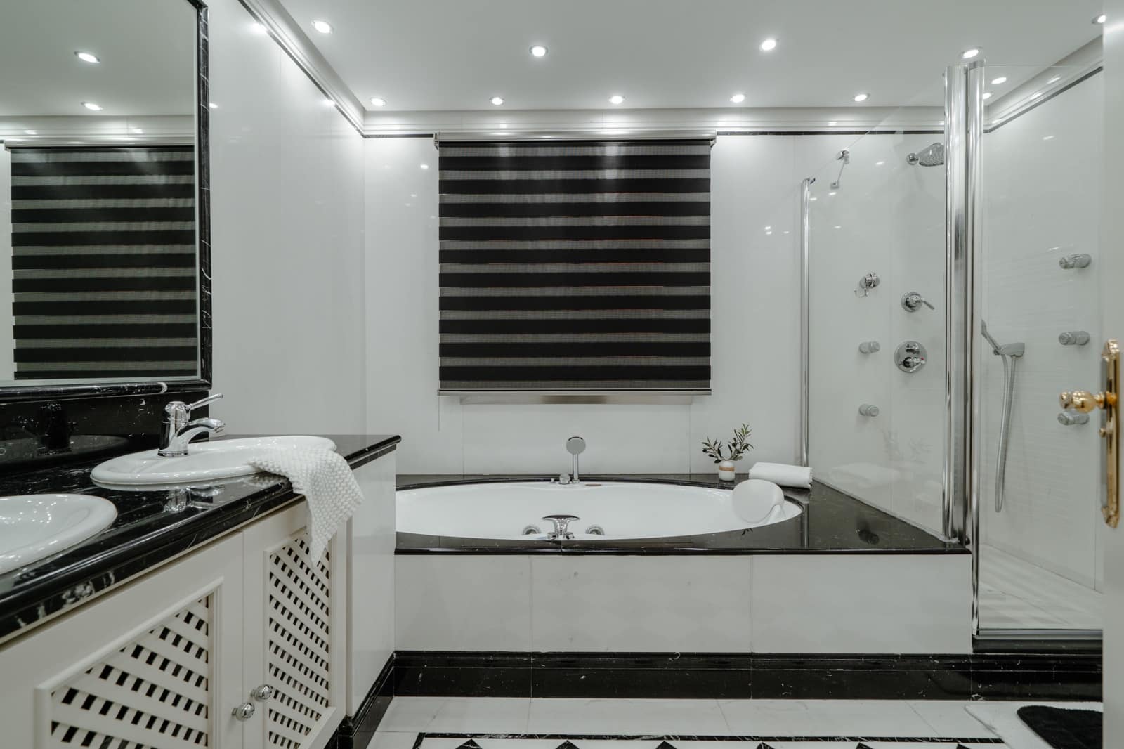 2 bedroom Apartment for sale in Marbella - € 2,950,000 (Ref: 9278717)