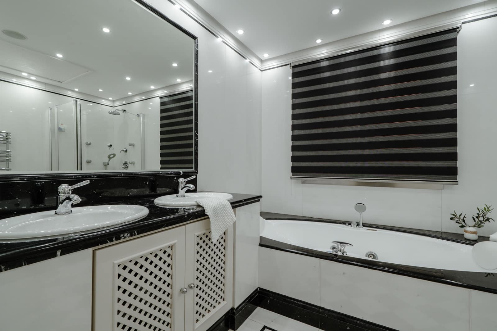 2 bedroom Apartment for sale in Marbella - € 2,950,000 (Ref: 9278717)